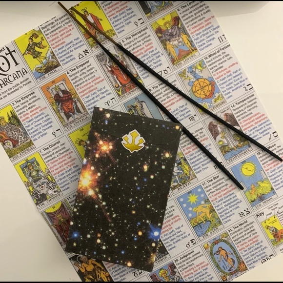 tarot deck w/ meanings on the back🪞💌 - Picture 4 of 4